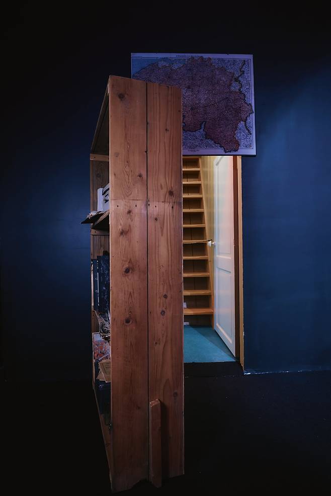 네덜란드 암스테르담에 있던 안네 프랑크의 은신처를 구현해 놓은 집. 책장으로 위장된 '비밀의 문'이 보인다./John Halpern