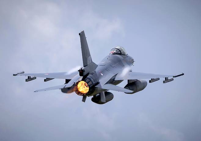 지난 5월 26일 네덜란드 볼켈 공군기지에서 네덜란드가 우크라이나에 지원하는 마지막 두 대의 F-16 전투기 중 한 대가 우크라이나를 향해 이륙하고 있다. 네덜란드가 마지막 두 대의 F-16을 파견함에 따라 우크라이나에 인도한 네덜란드의 F-16 전투기는 총 24대로 늘어났다./EPA 연합뉴스