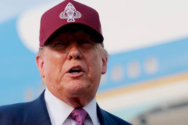 도널드 트럼프 미국 대통령이 10일 메릴랜드주 앤드루스 공군 기지에서 기자들과 만나 대화를 하고 있다. /AFP 연합뉴스