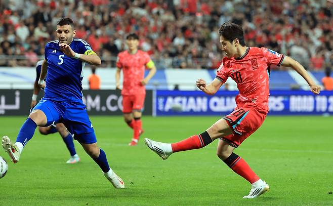 10일 오후 서울 마포구 상암동 서울월드컵경기장에서 열린 2026 국제축구연맹(FIFA) 북중미 월드컵 아시아 3차 예선 B조 10차전 대한민국과 쿠웨이트의 경기, 대한민국 이강인이 후반 팀의 두 번째 골을 넣고 있다. /뉴스1