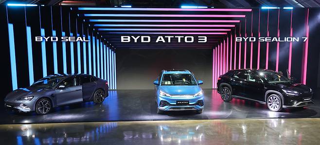 지난 1월 16일 인천 중구 상상플랫폼에서 열린 '중국 BYD 승용 브랜드 런칭 미디어 쇼케이스'에서 전기차 아토 3 등 차량이 공개되고 있다. 왼쪽부터 씰, 아토3, 씨라이언7. /BYD 제공