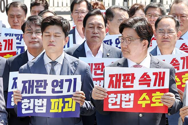 김용태 국민의힘 비상대책위원장(왼쪽)과 권성동 원내대표가 11일 오전 서울 서초구 서울중앙지방법원 앞에서 열린 '헌법 파괴 저지를 위한 현장 의원총회'에 참석해 나란히 서 있다. /뉴스1