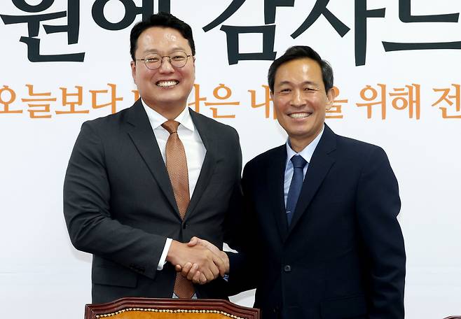 천하람 개혁신당 대표 권한대행 겸 원내대표가 11일 오후 서울 여의도 국회를 찾은 우상호 대통령실 정무수석을 접견하고 있다. /뉴스1