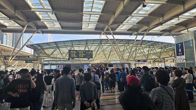 11일 오후 4시 29분께 서울 영등포구 대방역 부근 선로변에서 화재가 발생해 이 구간을 지나는 일부 열차의 운행이 지연됐다. 이로 인해 서울역에서 시민들이 지연된 열차를 기다리고 있다. /엲합뉴스