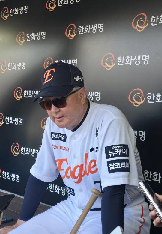 11일 대전한화생명볼파크에서 열리는 '2025 신한 SOL뱅크 KBO리그' 두산베어스와의 주중 3연전 2차전을 앞두고 김경문 한화이글스 감독이 취재진과 인터뷰를 하고 있다. 이성현 기자