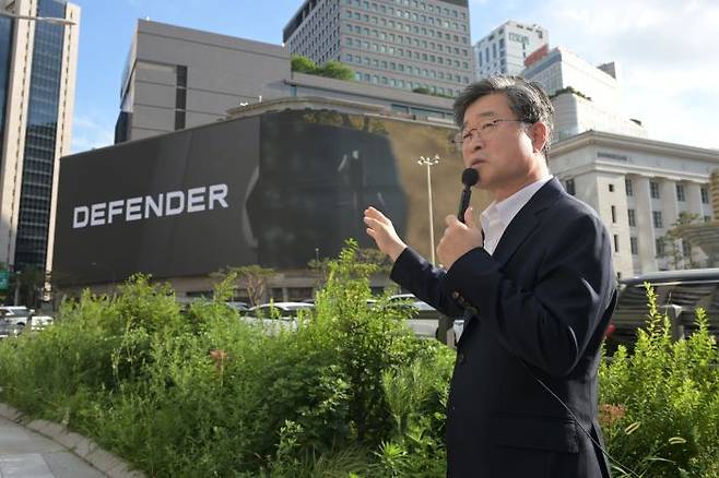 명동 신세계백화점 본점 외벽에 설치된 대형 미디어월을 소개하는 김길성 중구청장ⓒ서울 중구 제공