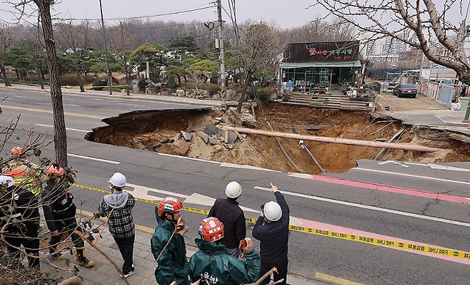 지난 3월 말 발생한 서울 강동구 명일동 서울지하철 9호선 공사현장 땅꺼짐(싱크홀) 사고와 관련, 사전에 5차례나 안전점검이 이뤄진 것으로 확인됐다. ⓒ연합뉴스