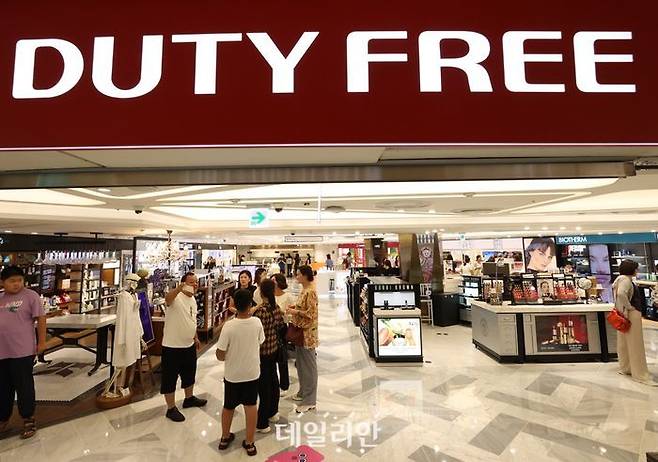 서울 한 면세점에서 중국 단체 관광객들이 쇼핑을 하고 있다.ⓒ연합뉴스
