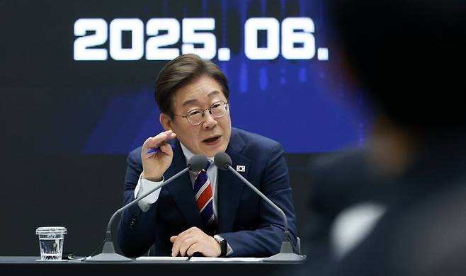 이재명 대통령이 11일 서울 영등포구 한국거래소에서 열린 주식시장 불공정거래 근절을 위한 현장 간담회에서 참석자 질문에 답하고 있다.ⓒ뉴시스