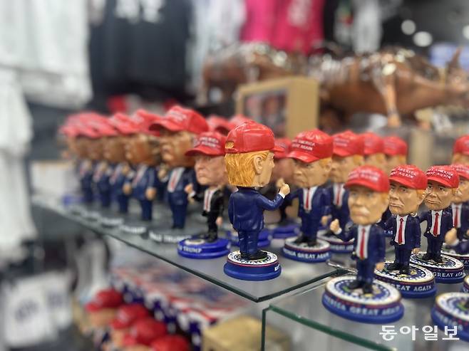 뉴욕 맨해튼의 한 기념품 숍에 도널드 트럼프 미국 대통령을 본뜬 흔들이 인형(bobble head dolls)들이 전시돼 있다. 가게 종업원은 “가게에 들어온 일부 외국인 손님들은 인형을 뒤로 돌려 놓거나 뺨을 때리며 분풀이를 한다”고 전했다. 뉴욕=임우선 특파원 imsun@donga.com