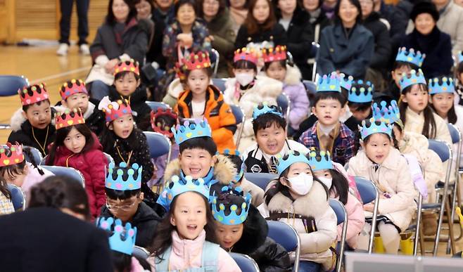 초등학교 생활 적응엔 비인지적 기술이 중요하게 작용하는데, 이 부분이 남자아이들에게 불리한 점으로 지적된다. 사진은 올해 3월 부산 배산초등학교 강당에서 열린 2025학년도 입학식. 뉴시스