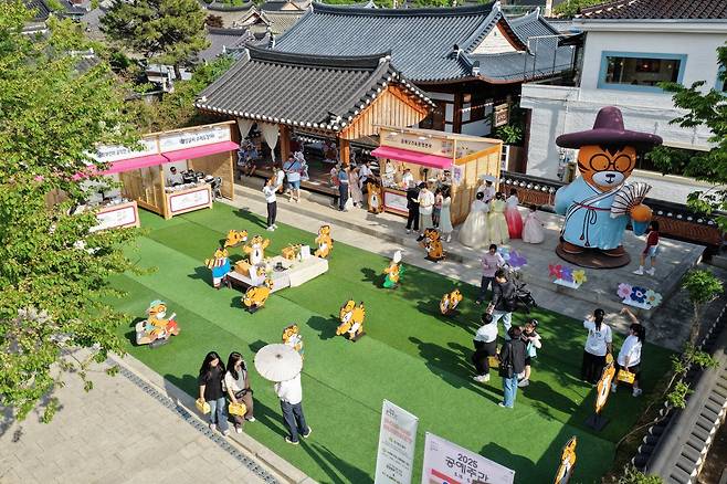 전주 한옥마을에서 열린 ‘2025 공예주간’ .