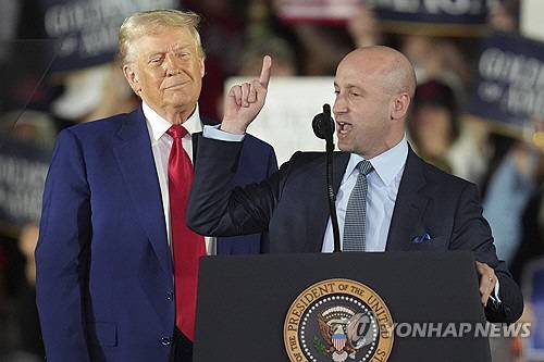 도널드 트럼프 미국 대통령과 '이민정책 차르' 스티븐 밀러 백악관 정책담당 부비서실장. AP 연합뉴스