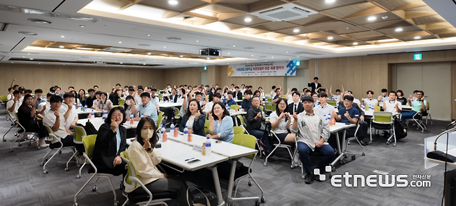 수원공업고는 지난 10일 수원컨벤션센터에서 3학년 학생 42명과 수원 인근 21개 기업체가 한 자리에 모여 '취업맞춤반 취업·채용 협약식'을 개최했다.