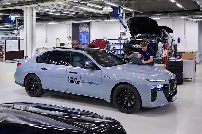 솔리드파워 전고체 배터리 셀을 탑재한 BMW 테스트 차량 i7 (BMW 제공)