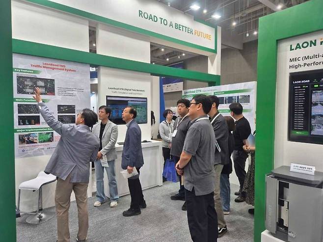 라온로드 부스에서 강병기 부사장이 ‘AI-MEC’ 기술을 소개하고 있다. 라온로드 제공