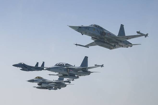 편대비행하고 있는 한미공군 전투기. 왼쪽부터 韓 F-15K, 美 F-16, 韓 KF-16, F-5. 공군 제공