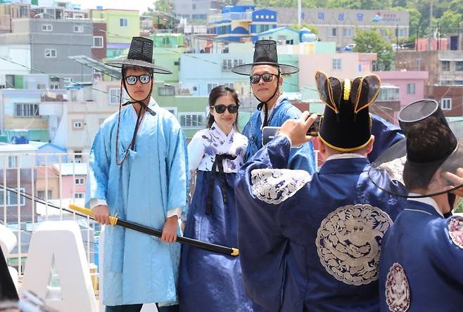 지난달 26일 부산 사하구 감천마을을 찾은 외국인 관광객들이 한복을 입고 기념 촬영을 하고 있다. 사진=연합뉴스