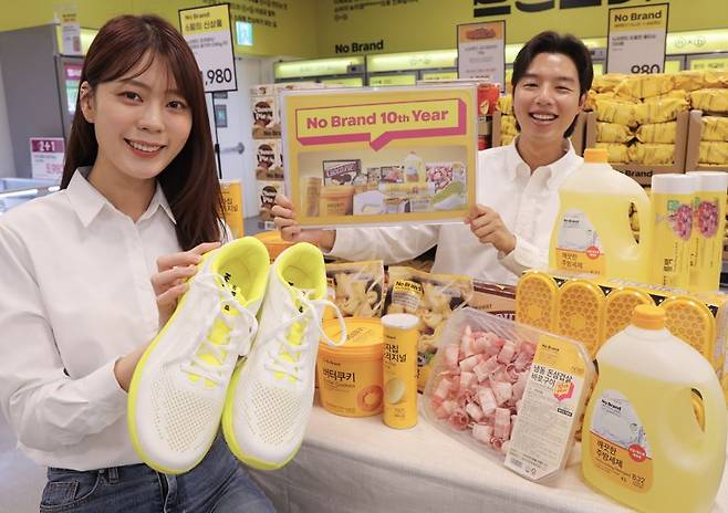 이마트 대표 자체브랜드(PB) 브랜드 중 하나인 '브랜드'는 론칭 10주년을 맞아 13일부터 노브랜드 대표상품 10개를 최초 출시가격에 판매한다. 지금은 단종된 인기상품 '버터쿠키' 등도 재출시하고, ‘노브랜드 냉동 삼겹살 바로구이(1kg, 9980원)' 등을 저렴하게 준비했다. 10주년 기념 특별 기획 상품인 '노브랜드 편안한 운동화(2만9980원)'도 출시한다. 11일 수요일 오전 이마트 용산점에서 모델들이 노브랜드 10주년 할인 행사 상품을 소개하고 있다. 이마트 제공