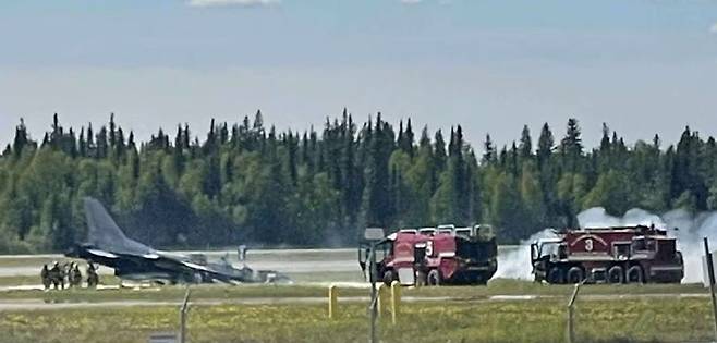 공군 KF-16 전투기가 11일 미국 알래스카 아일슨 미군 기지에서 훈련을 위해 이륙하는 과정에서 파손돼 화재가 발생한 모습. 페이스북 캡처