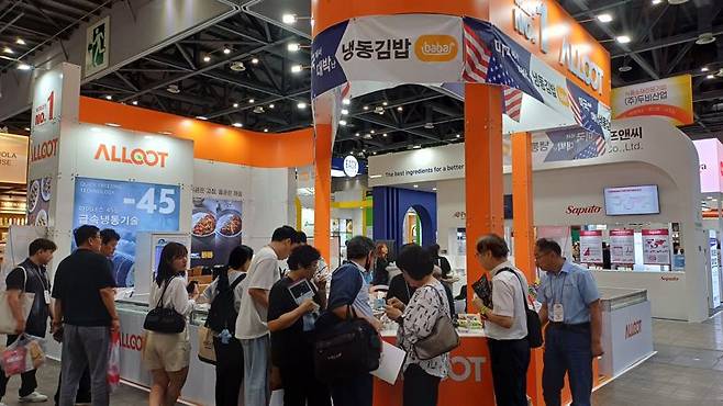 11일 경기 일산 킨텍스에서 열린 '2025 서울국제식품산업대전'에서 냉동김밥 업체인 올곧 부스에 관람객들이 줄을 서서 기다리고 있다. 사진=이환주 기자
