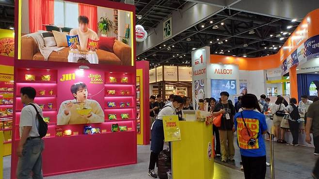 11일 경기 일산 킨텍스에서 열린 '2025 서울국제식품산업대전'에 참가한 오뚜기 부스. 사진=이환주 기자