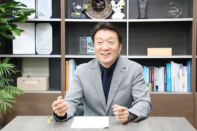 허장현 강원테크노파크 원장이 11일 집무실에서 가진 인터뷰에서 지난 2년간의 성과와 앞으로 2년간 임기동안 목표에 대해 설명하고 있다. 강원테크노파크 제공