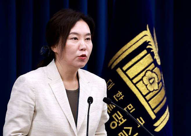 강유정 대통령실 대변인이 10일 서울 용산구 대통령실 청사에서 현안 관련 브리핑을 하고 있다. 연합뉴스