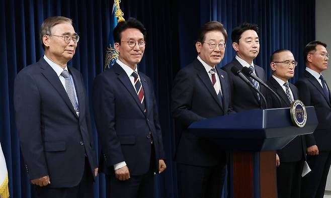 이재명 대통령이 4일 서울 용산 대통령실청사에서 국무총리 후보자 등 인선에 대해 발표하고 있다. 왼쪽부터 이종석 국가정보원장 후보자, 김민석 국무총리 후보자, 이 대통령, 강훈식 비서실장, 위성락 안보실장, 황인권 경호처장. 대통령실사진기자단