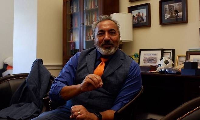 미 하원 외교위원회 동아태소위원회 간사인 아미 베라 의원이 5일 미국 워싱턴 디시(D.C.) 자신의 사무실에서 한겨레와 만나 인터뷰하고 있다.