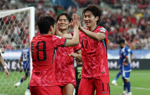 이강인(18번)이 10일 열린 2026 북중미 월드컵 아시아 3차 예선 최종전 쿠웨이트와 경기에서 득점하자 배준호와 오현규가 달려와 축하해주고 있다. 연합뉴스
