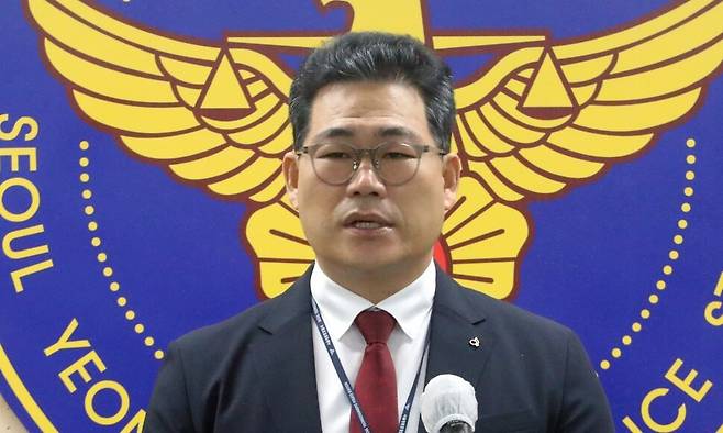 2023년10월10일 백해룡 서울 영등포경찰서 형사2과장이 말레이시아 마약 밀매 조직이 제조해 국내에 밀반입한 필로폰 74㎏을 유통한 한국, 중국, 말레이시아 3개국 국제 연합 마약 조직을 검거했다고 밝히고 있다. 연합뉴스