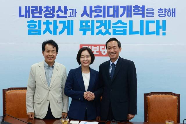 우상호 대통령실 정무수석(오른쪽)이 11일 오후 국회를 찾아 김재연 진보당 상임대표와 악수를 나누고 있다. 맨 왼쪽은 윤종오 진보당 원내대표. 진보당 제공