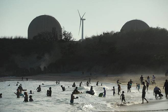 지난달 18일 대만의 ‘마지막 원전’인 핑둥현의 마안산 2호기 인근 해안가에서 시민들이 물놀이를 즐기고 있다. 장영식 사진작가 제공