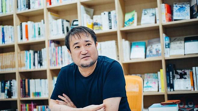 일본 철학자 아즈마 히로키. 그는 가족을 ‘정정 가능성의 공동체’로 재정의한다. ⓒKaori Nishida