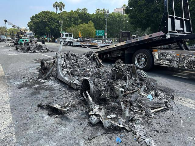 9일 미국 캘리포니아주 로스앤젤레스 시빅센터 앞 도로에 전날 시위대의 방화로 불에 탄 웨이모 자율주행택시가 잿더미로 변해 있다. 로스앤젤레스=이서희 특파원