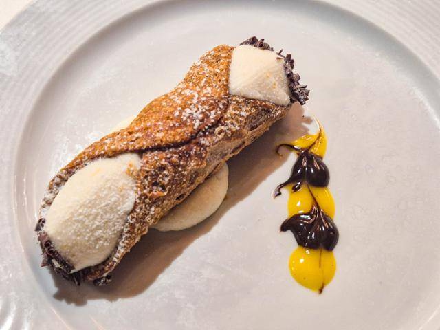 지난달 26일 코스타세레나호 선박 내 레스토랑에서 정찬 디저트로 나온 이탈리아 전통 디저트 카놀리.