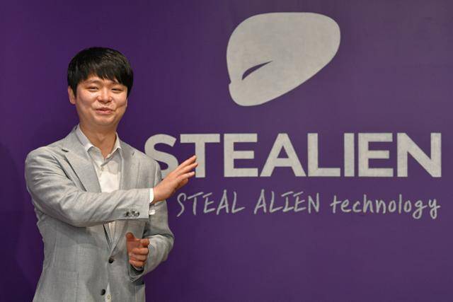 박찬암 스틸리언 대표가 서울 용산구 원효로 스틸리언 사무실에서 사명에 대해 설명하고 있다. 외계인 이야기를 좋아하는 그는 외계인에게서 훔친 기술이라는 의미로 사명을 지었다. 남동균 인턴기자