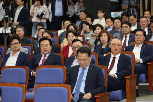 국민의힘 의원들이 9일 서울 여의도 국회에서 열린 국민의힘 의원총회에 참석하고 있다. 연합뉴스