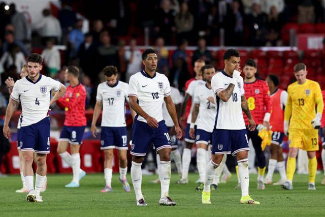 주드 벨링엄(가운데) 등 잉글랜드 축구대표팀 선수들이 11일(한국시간) 영국 노팅엄의 더 시티 그라운드에서 열린 세네갈과 평가전에서 3-1로 역전해한 뒤 실망스러운 표정으로 그라운드를 빠져 나오고 있다. 노팅엄=EPA 연합뉴스