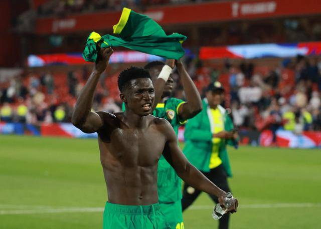 세네갈 축구대표팀 선수들이 10일 영국 노팅엄의 더 시티 그라운드에서 열린 잉글랜드와의 평가전에서 3-1로 역전승한 뒤 기뻐하고 있다. 노팅엄=로이터 연합뉴스