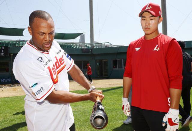 메이저리그 명예의 전당에 헌액된 레전드 내야수 아드리안 벨트레(왼쪽)가 11일 인천 강화 SSG퓨처스필드를 찾아 SSG 외야수 이승민에게 타격 조언을 하고 있다. SSG 제공