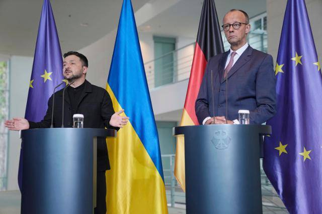 볼로디미르 젤렌스키(왼쪽) 우크라이나 대통령과 프리드리히 메르츠 독일 총리가 지난달 28일 베를린 총리실에서 공동 기자회견하고 있다. 베를린=AP 뉴시스