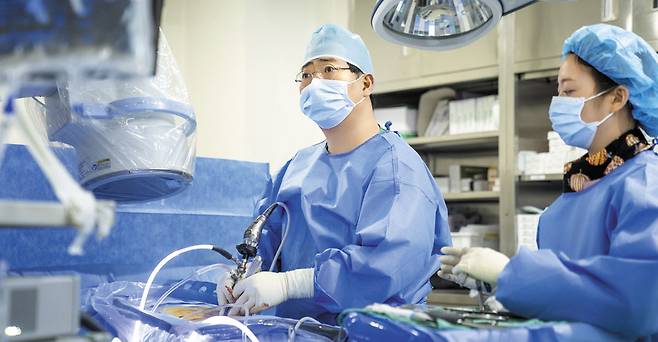 새길병원 이대영 병원장은 “골 절제 없는 감압술은 뼈를 깎지 않고 신경에 가해지는 압박을 줄이는 방법”이라며 “척추의 안전성을 유지해 나사못을 박아야 하는 상황을 피할 수 있다”고 말했다. /김지아 헬스조선 객원기자