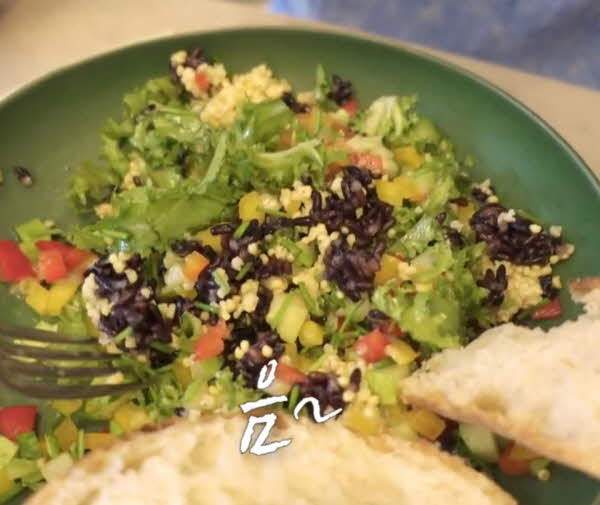 황신혜가 운동 후 먹는 샐러드./사진=황신혜 유튜브 채널 캡처