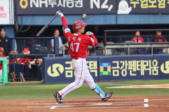 SSG 김성욱이 10일 잠실 LG전에서 타격하고 있다. 구단 제공