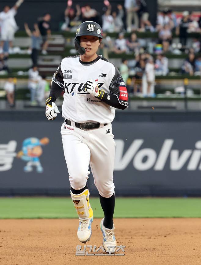 10일 오후 수원 KT위즈파크에서 열린 2025 프로야구 롯데와 KT 경기. KT 이호연이 4회 선두타자로 나와 우월 1점 홈런을 날리고 그라운드를 돌고있다. 수원=정시종 기자 capa@edaily.co.kr /2025.06.10.