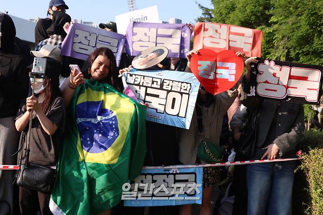 군 복무를 마친 그룹 방탄소년단(BTS) 정국과 지민의 전역 행사가 11일 오전 경기 연천군 연천공설운동장에서 열렸다. 팬들이 플래카드를 들고 정국과 지민을 기다리고 있다. 연천=서병수 기자 qudtn@edaily.co.kr /2025.06.11/