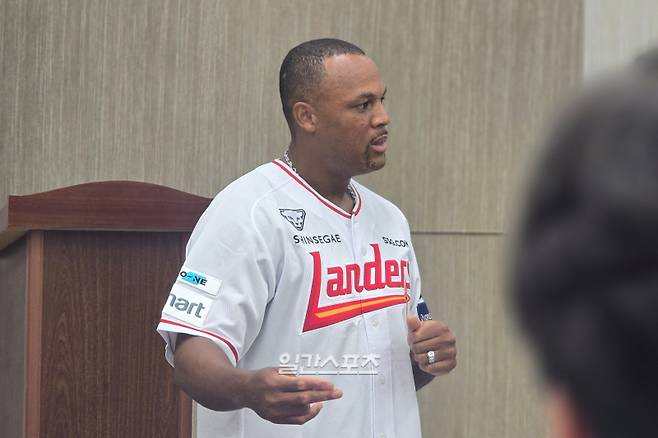 11일 강화 SSG 퓨처스필드에서 강연회를 가진 아드리안 벨트레. 강화=윤승재 기자