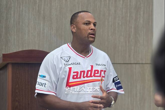 11일 강화 SSG 퓨처스필드에서 강연회를 가진 아드리안 벨트레. 강화=윤승재 기자